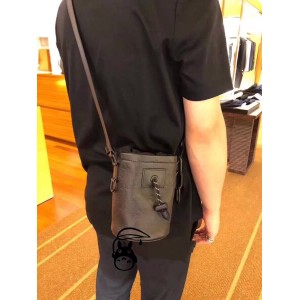 Louis Vuitton LV男包压纹牛皮CHALK NANO 手袋M44628